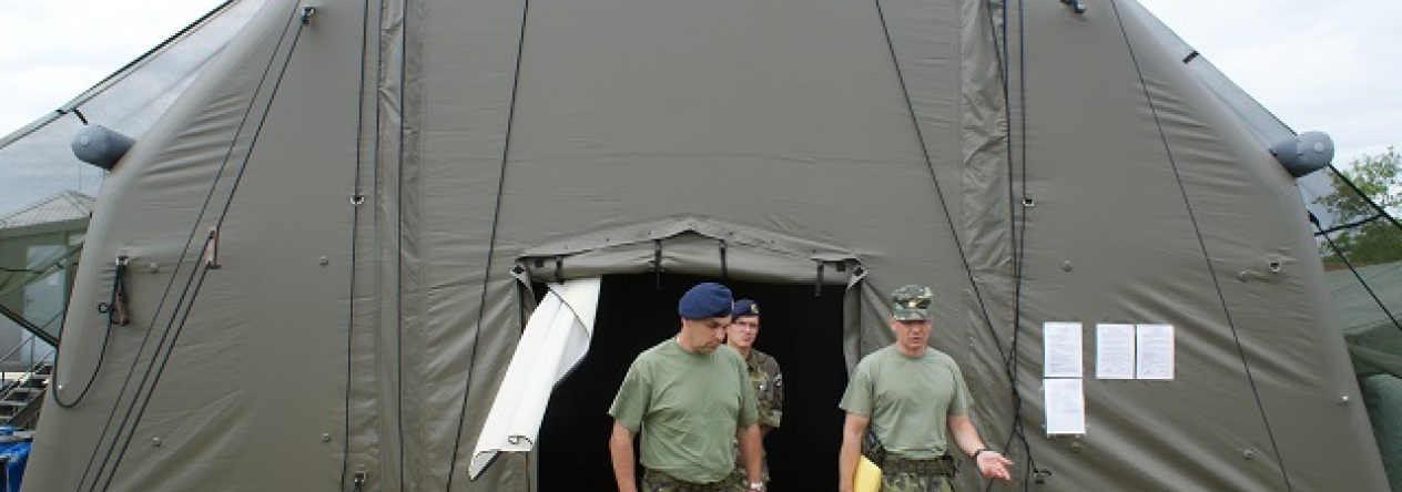 02_zastupce_velitele_26._pluku_plukovnik_gabriel_v_doprovodu_velitele_zakladny.jpg