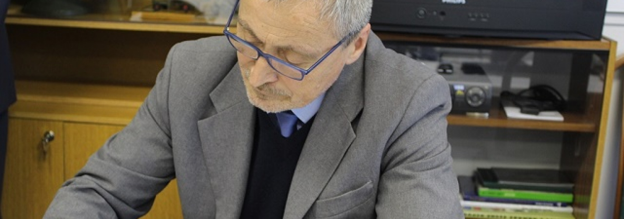 7_ministr_obrany_se_v_zaveru_sve_navstevy_u_26._pluku_zapsal_do_kroniky.jpg