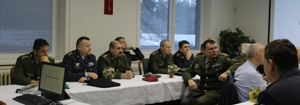 posluchaci_kurzu_generalniho_stabu_na_navsteve_crc.jpg