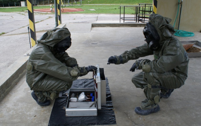 1_chemici_pri_detekci_otravnych_latek.jpg
