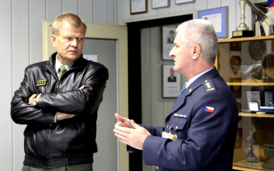 1_nacelnik_generalniho_stabu_acr_jednal_s_velitelem_26._pluku_veleni_rizeni_a_pruzkumu_plk._milanem_malikem_do_jehoz_podrizenosti_261._stredisko_rizeni_a_uvedomovani_nalezi.jpg