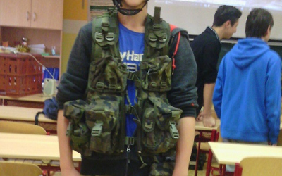 jeden_z_zaku_zkousi_taktickou_vestu.jpg