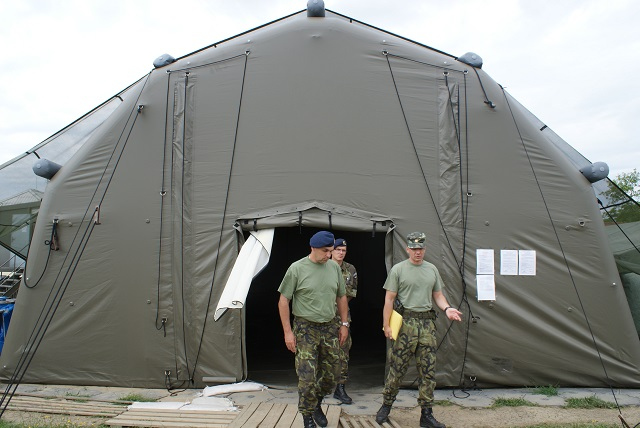 02_zastupce_velitele_26._pluku_plukovnik_gabriel_v_doprovodu_velitele_zakladny.jpg