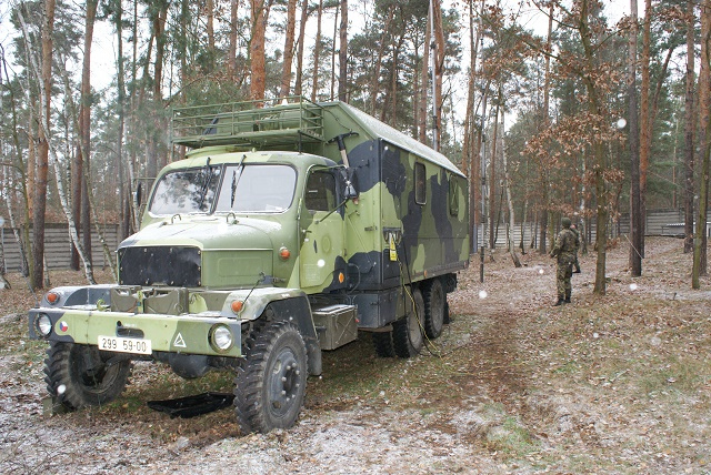 1_prislusnici_53._ppzeb_nastavuji_smerovou_antenu_pro_ruseni.jpg
