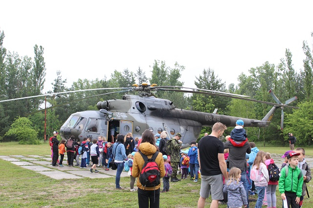1_vrtulnik_mi-17_v_oblezeni.jpg