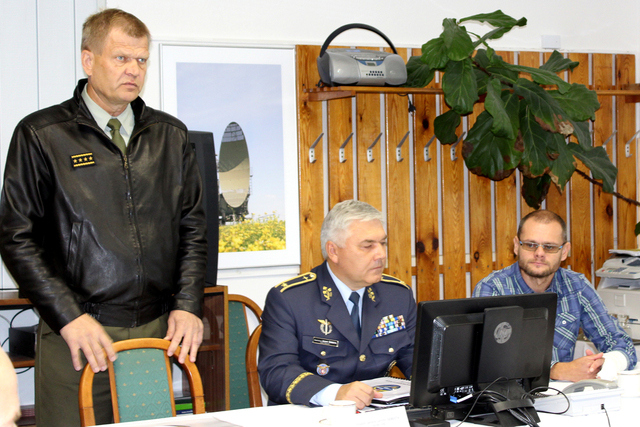 2_cleny_vyboru_pro_obranu_poslanecke_snemovny_pcr_privital_v_hlavenci_arm._gen._josef_becvar_a_velitel_vzdusnych_sil_acr_brig._gen._jaromir_sebesta.jpg