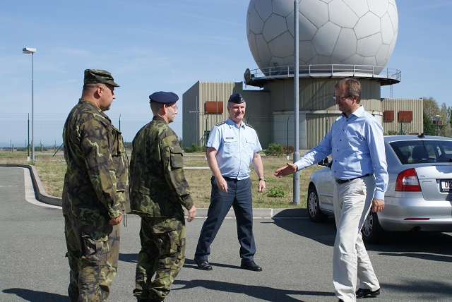 2_delegaci_privital_velitel_26._pluku_spolecne_s_veliteli_262._radiotechnickeho_praporu_a_radiotechnicke_roty_nepolisy.jpg