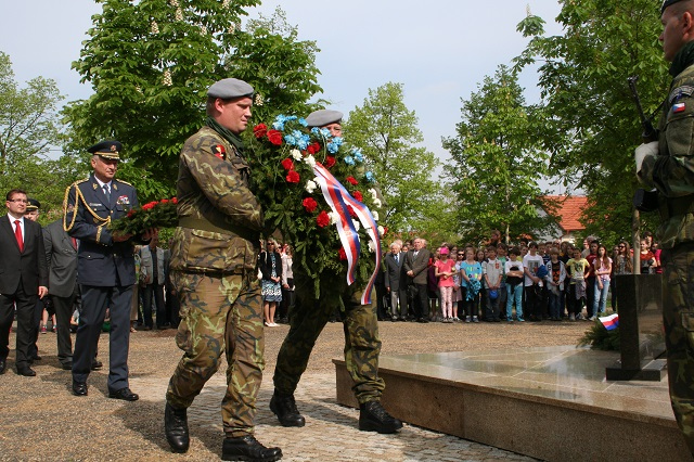2_pietni_akt_u_centralniho_pomniku_v_zamecke_aleji.jpg