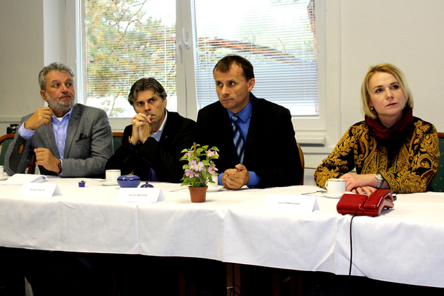 3_zastoupeni_vyboru_pro_obranu_ps_pcr_-_poslanci_ivan_gabal_bohuslav_chalupa_stanislav_mackovik_a_jana_cernochova.jpg