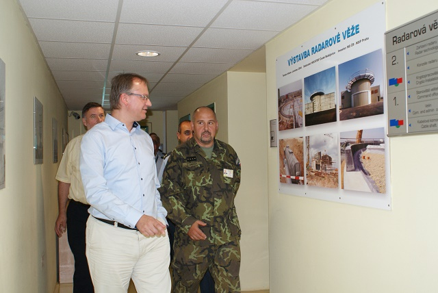 4_namestek_kostoval_pri_prohlidce_radarove_veze_v_doprovodu_velitele_radiotechnicke_roty_nepolisy.jpg