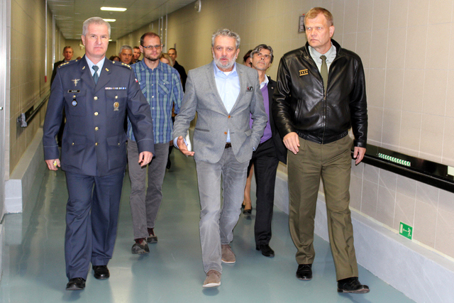 4_po_uvodnim_brifinku_si_arm._gen._josef_becvar_spolecne_s_poslanci_prohledl_zpevneny_objekt_01.jpg