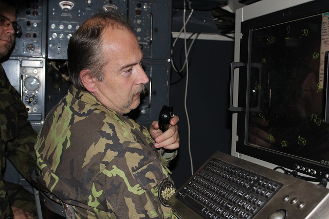 4_prislusnici_3._radiotechnicke_roty_predavaji_hlaseni_o_ruseni.jpg