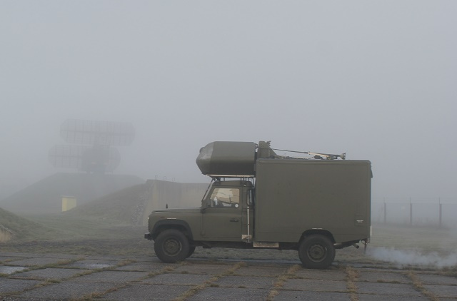 5_mini-radar_van_v_prostoru_7._radiotechnicke_roty_v_pozadi_radiolokator_p-37.jpg
