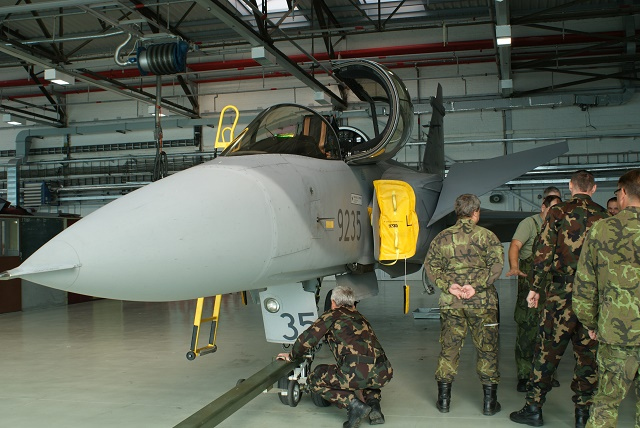 6_prohlidka_gripenu_na_caslavske_letecke_zakladne.jpg