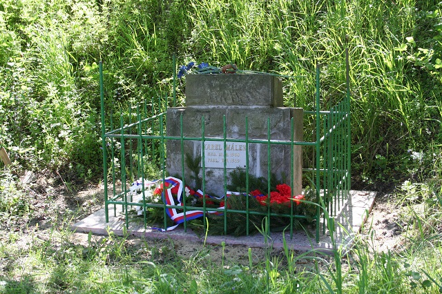 8_polozene_kytice_u_pomniku_pred_posadkou.jpg