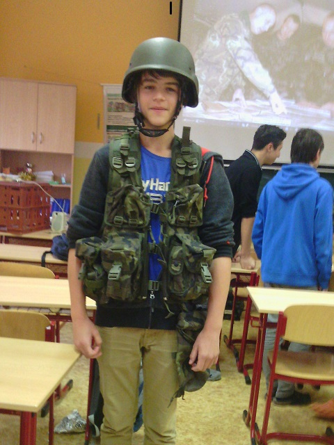 jeden_z_zaku_zkousi_taktickou_vestu.jpg