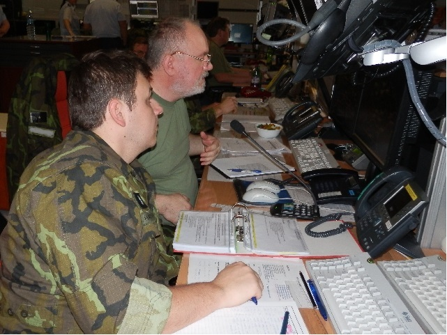 nacelnik_smeny_ve_spolupraci_s_asistentem_ridi_smenu_pri_reseni_nestandardni_vzdusne_situace.jpg