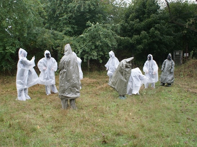 pouziti_jednorazove_plastenky_v_pripade_nebezpeci_utoku_chemickymi_zbranemi.jpg