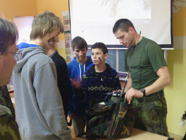 rotmistr_jaroslav_dvorak_pri_ukazce_pouziti_radiostanic.jpg