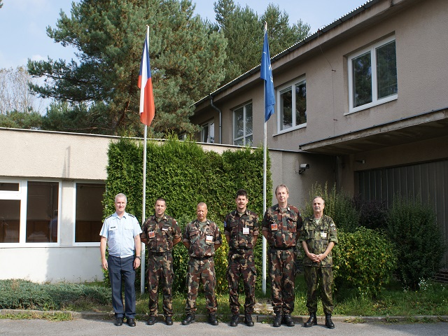 tym_madarskych_hodnotitelu_s_velitelem_26._pluku_a_velitelem_crc.jpg
