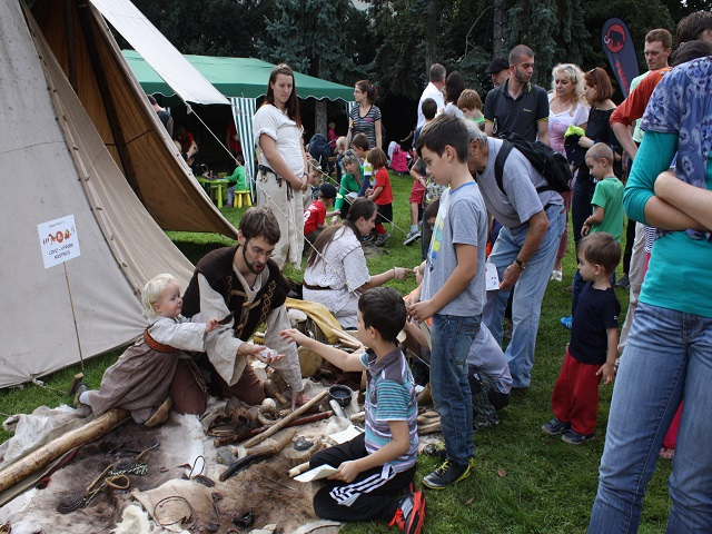 vyroba_pravekych_nastroju_se_cleny_archeologickeho_oddilu_mamuti_1.jpg