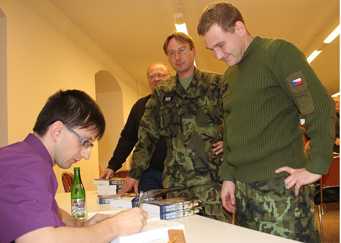 zastupce_velitele_a_vrchni_praporcik_262._radiotechnickeho_praporu_26._pluku_veleni_rizeni_a_pruzkumu.jpg