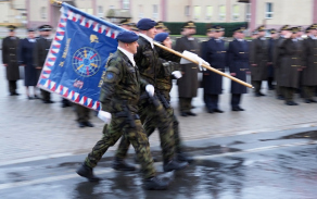 Odnesení bojového praporu 26. pluku velení, řízení a průzkumu