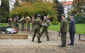 Pietního aktu se účastnili i velitelé posádky a 26. pluku velení, řízení a průzkumu