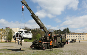 Havarované auto je potřeba odstranit z nástupiště pomocí těžké techniky