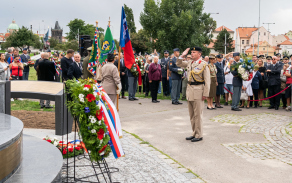 Poctu vzdal také přidělenec obrany z velvyslanectví Spojeného království Velké Británie a Severního Irska v Praze plukovník David Catmur