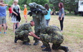 Prostředky individuální ochrany - ochranná maska a protichemický oblek