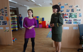 Brigádní generálka Lenka Šmerdová navštívila Dětskou skupinu Ptáčata ve Staré Boleslavi
