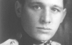 Budoucí Air Marshal Karel Janoušek v roce 1923 po absolvování pražské válečné školy v hodnosti štábního kapitána Hlavního štábu československé armády