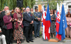 Část čestných hostů pietního setkání na pražském Klárově