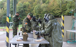 Instruktoři a cvičící při obsluze chemického průkazníku CHP-71
