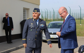 Po příjezdu premiéra do Sokolnic s velitelem Vzdušných sil AČR generálmajorem Jaromírem Šebestou