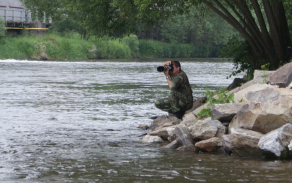 ...ale stejně tak často jako volant, bere do svých rukou i fotoaparát