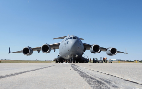 2_americky_transportni_letoun_c-17_globemaster_pri_vykladce_materialu.jpg