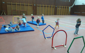 Jednou týdně děti využívají posádkovou sportovní halu