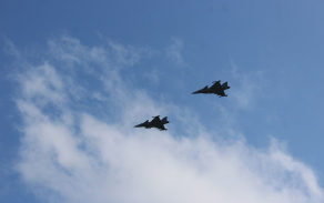 2_nad_hlavami_divaku_zaburacely_motory_dvou_viceucelovych_bojovych_letounu_jas-39_gripen_z_caslavi.jpg