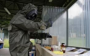 Vojáci si vyzkoušeli odběr kapalných a pevných vzorků a jejich rozbor v přenosné chemické laboratoři PCHL-90