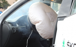 Činnost airbagů při ukázce Škoda Auto a.s.