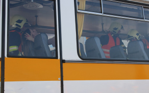 Hasiči se při vynášení raněných z autobusu museli přizpůsobit stísněnému prostoru
