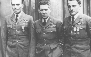 Květen 1941. Vlevo Bedřich Krátkoruký, vpravo Josef Dygrýn. Oba hrdiny noční letecké bitvy nad Londýnem vyznamenal Karel Janoušek (uprostřed) medailí Za chrabrost.