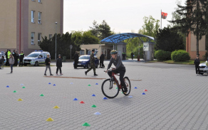 3_navstevnici_si_mohli_projet_slalom_na_kole_v_pozadi_technika_mestske_policie.jpg