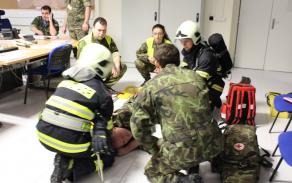 Po zjištění zdravotních problémů byl přivolán zdravotník a hasiči