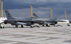 3_stihacich_letounu_f-16_fighting_falcon_usa_dorazilo_celkem_sest.jpg