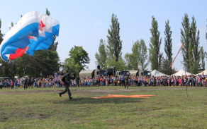 3_vysadkari_ze_kbel_dopadli_po_seskoku_padakem_primo_do_prostoru_heliportu.jpg