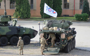 Číslo sto a vlajky obou států symbolizují již letitou vzájemnou spolupráci