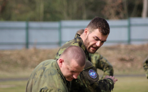 Instruktor rotmistr Jakub Moravec předvádí správnou techniku úderu
